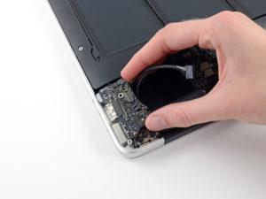 Macbook szerviz Buda: MacBook I/O panel csere