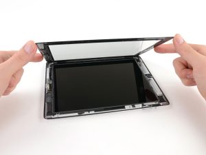 iPad 3 érintőüveg csere, az érintőüveget és a munkafelületre hajtjuk.