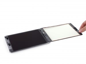 iPad mini 2 akkumulátor csere, az érintő üveg óvatos felhajtása