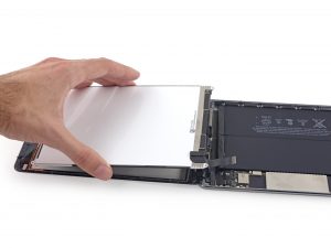 iPad mini 2 akkumulátor csere, LCD panel kivétele az iPad mini 2-ből