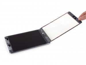 iPad mini érintőüveg csere, az érintő üveg óvatos felhajtása