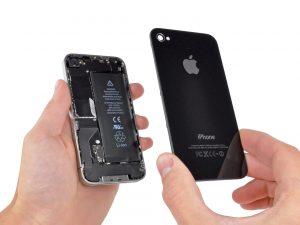 iPhone 4 akkumulátor csere, a telefon két részre válik