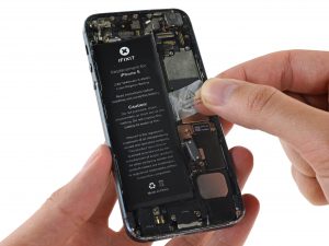 iPhone 5 akkumulátor csere, a régi akkumulátor kivétele