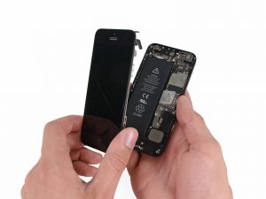 iPhone 5 kijelző csere, a telefon elülső és hátsó részei szétválnak egymástól