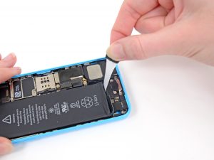 iPhone 5C akkumulátor csere, a régi akkumulátor eltávolítása a telefonból