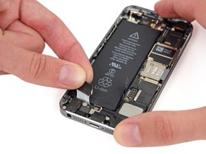 iPhone SE akkumulátor csere, a régi akkumulátor eltávolítása a telefonból