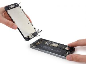 iPhone 5S akkumulátor csere, a telefon két részre válik