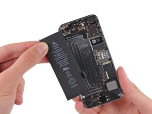 iPhone SE akkumulátor csere, az új akkumulátor behelyezése az iPhone-ba