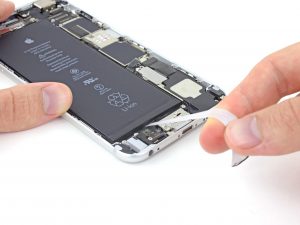 iPhone 6 Plus akkumulátor csere, a régi akkumulátor kivétele