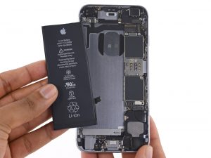 iPhone 6S akkumulátor csere, az új akkumulátor behelyezése