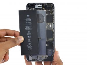 iPhone 6S Plus akkumulátor csere, az új akkumulátor behelyezése