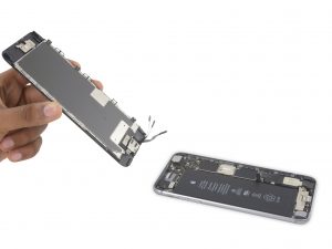 iPhone 6S Plus kijelző csere, a telefon elülső és hátsó részei szétválnak egymástól.